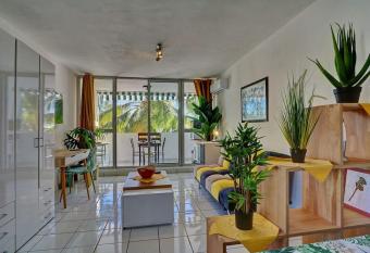 Studio La Tortue allows 18 year olds to book a room