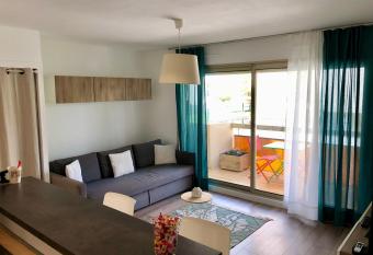 Modern and well-located beach studio Free Parking allows 18 year olds to book a room