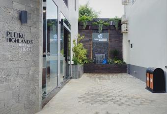 PLEIKU HIGHLANDS BOUTIQUE HOTEL has Balcony rooms