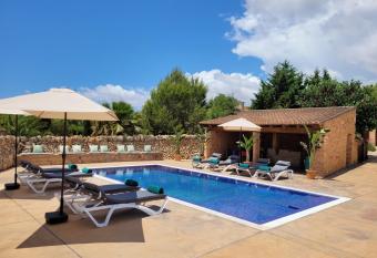 Sa Vinyoleta, Oasis on Mallorca! has rooms with a private hot tub