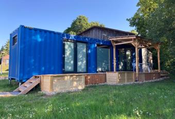 Steelcave Shipping Container Tiny House - Parkplatz, Netflix, Veranda allows 18 year olds to book a room