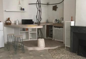 Halte authentique en centre-ville allows 18 year olds to book a room