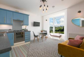 SeaBreeze 3 - seaview & Parking allows 18 year olds to book a room