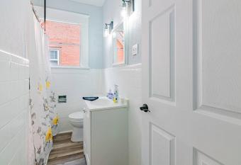 Southern Serenity-Timeless 3BR w Fenced Yard allows 18 year olds to book a room