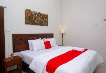 RedDoorz Syariah near Stasiun Klaten allows 18 year olds to book a room