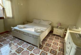 venti metri dal mare, spiaggia libera, dieci posti has Balcony rooms