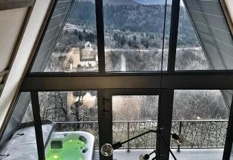 Sarajevo Luxury Chalets has rooms with a private hot tub