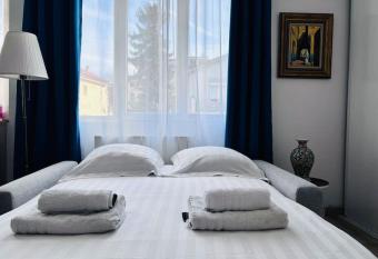 Superbe appartement bien   quip   proche de Paris has Balcony rooms