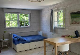Studio   quip   attenant maison dans jardin calme , Plage    200m allows 18 year olds to book a room