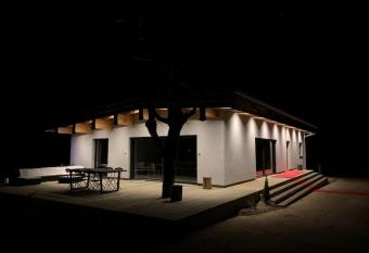 Villa Jura, l     crin    pied entre village et pistes has rooms with a private hot tub