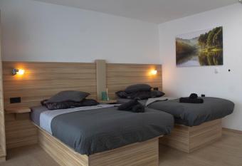 Modernes Studio mit gro  em Balkon, vollausgestatteter K  che und idealem Arbeitsplatz f  r Home Office allows 18 year olds to book a room