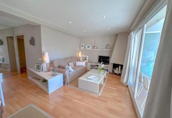 Bel appartement au centre de Sitges, plage    100 m allows 18 year olds to book a room