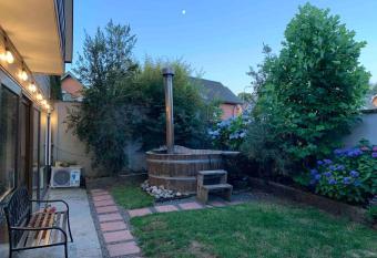 Acogedora casa con tinaja y jacuzzi y RENT A CAR has rooms with a private hot tub