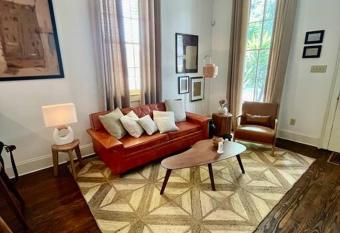 Bright Uptown/University Cottage near Audubon park allows 18 year olds to book a room