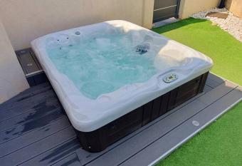 Joli haut de villa 3 chambres climatis   avec jacuzzi has rooms with a private hot tub