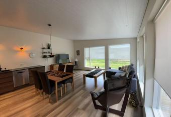 Great location on the Southcoast - townhouse allows 18 year olds to book a room