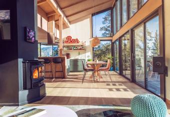 Spectacular Designer Treehouse with Mountain Views has rooms with a private hot tub