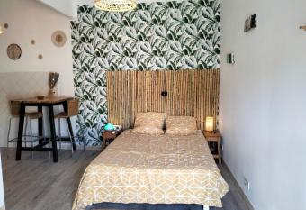 Logement zen love, 5 mn de la plage has Balcony rooms