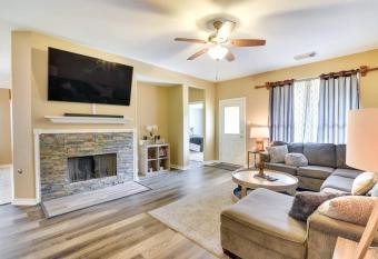 Cozy Bay Area Home, NASA, Kemah, HOU, Galveston allows 18 year olds to book a room