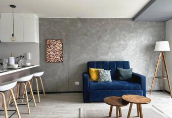 Stylish Flat con Piscina Jacuzzi Coworking Yoga has rooms with a private hot tub