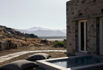 Naxian Rhapsody has rooms with a private hot tub