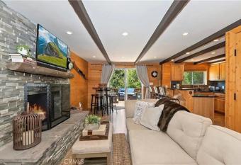 Walk 2 Village, Relax on Deck, Cool w/AC! has Balcony rooms