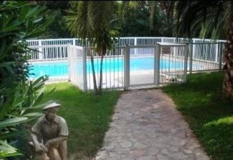 T2 avec piscine 5 mn des plages et village allows 18 year olds to book a room