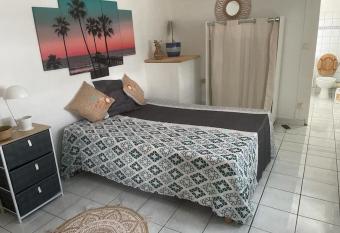 Appartement    5 minutes    pied de la plage has Balcony rooms