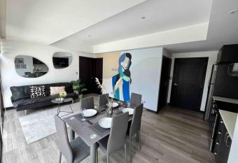 Apartamento moderno en la ciudad allows 18 year olds to book a room