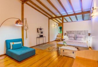 Villa Terre d   vasion has rooms with a private hot tub