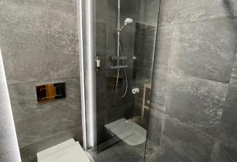 KR    OVOHO  SK   CHATA has rooms with a private hot tub