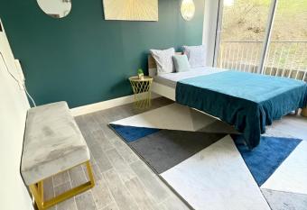 A seulement 30 min de Paris, pr  s du RER B (direct a  roport Charles de gaulle) allows 18 year olds to book a room