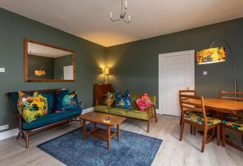 Peaceful Home from Home - Spacious 3 Bedroom House Accommodating 7 - Ideal for Families and Workers has Balcony rooms