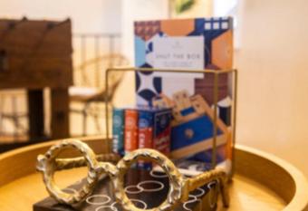 Chic Modern 2 bed apt close to JFK has Balcony rooms