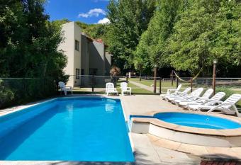 Caba  as El Franc  s allows 18 year olds to book a room