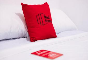 RedDoorz @ Kings Hotel near CSB Mall allows 18 year olds to book a room