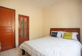 Urbanview Resort Syariah Khansa Cisarua Puncak by RedDoorz allows 18 year olds to book a room