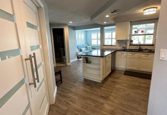 Sunny Waterfront Oasis! Pr  vate Pool, Hot Tub and Dock has rooms with a private hot tub