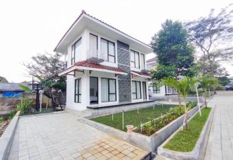 Villa Papatong by M Bogor Mitra RedDoorz allows 18 year olds to book a room