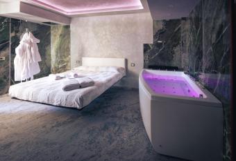 garda fantasy paradise silver o gold allows 18 year olds to book a room