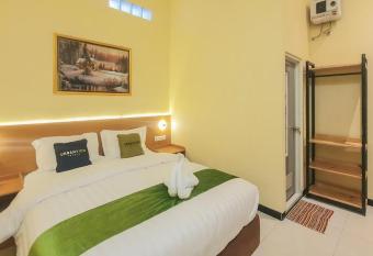 Urbanview Hotel Sakura Kampung Inggris Pare by RedDoorz allows 18 year olds to book a room