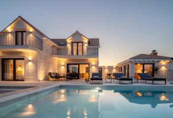 Casa Mola has Balcony rooms