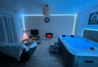 Appartement jacuzzi mondonville has rooms with a private hot tub