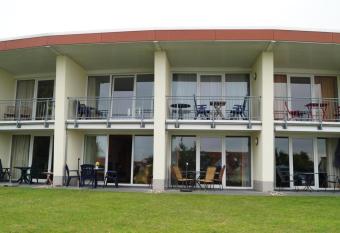 Gro  z  gige Wohnung mit zwei B  dern, Terrasse und Balkon has Balcony rooms