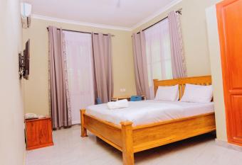 4LUXURY HOME TZ allows 18 year olds to book a room