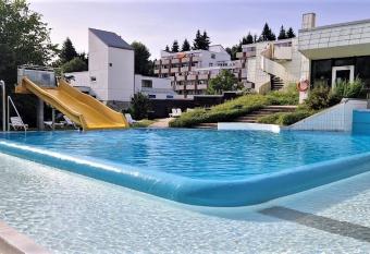 Pools, Sauna und Balkon mit Panoramablick has rooms with a private hot tub