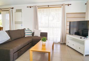 COZY 2 BEDROOM HOUSE /MELBOURNE allows 18 year olds to book a room