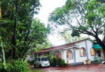 Shraddha Niwas has rooms with a private hot tub