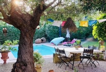 La chambre de Lau allows 18 year olds to book a room