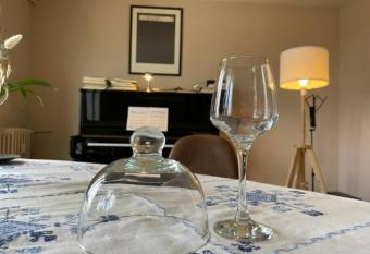 Superbe appartement lumineux avec vue imprenable allows 18 year olds to book a room